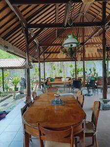 a dining room with a wooden table and chairs at Villia magnolia sanur bali 巴厘島玉蘭別墅 in Denpasar