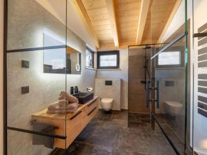 un bagno con doccia in vetro e lavandino di Mountain Residence a Going