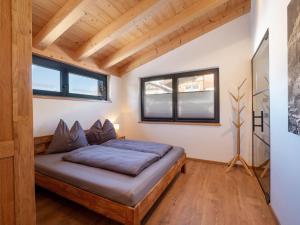 una camera da letto con un letto e due finestre di Mountain Residence a Going
