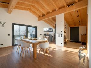 una cucina e una sala da pranzo con tavolo e sedie in legno di Mountain Residence a Going Altre 22 foto