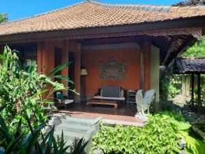 a living room of a house with a couch at Villia magnolia sanur bali 巴厘島玉蘭別墅 in Denpasar