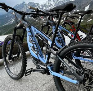 due biciclette parcheggiate l'una accanto all'altra su una montagna di HOTEL LA NIGRITELLA a Bardonecchia