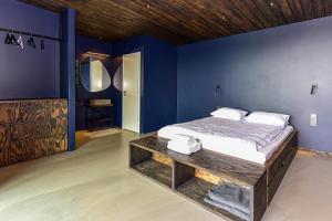 1 dormitorio con cama y pared azul en Wakepond atostogų slėnis en Anykščiai