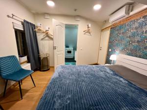 1 dormitorio con 1 cama grande y alfombra azul en Karlova Manor Apartments en Tartu