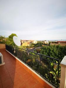 einen Balkon mit Frisbee darüber in der Unterkunft Monteforte Home - Ruggero in Catania