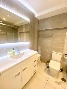 bagno con lavandino bianco e servizi igienici di Pueblo Canario Apartment for 6 persons! a Playa Fañabe