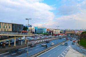 ruchliwa autostrada w mieście z samochodami na nim w obiekcie B'İSTANBUL HOTEL w Stambule