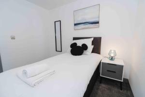 ハルにあるStunning Luxury Stay by VICHYのテディベアのベッドがある寝室 +20枚の写真