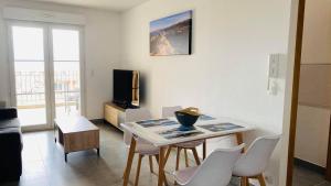 TV a/nebo společenská místnost v ubytování Appartement Les Oliviers L'ILE ROUSSE