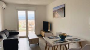 TV a/nebo společenská místnost v ubytování Appartement Les Oliviers L'ILE ROUSSE