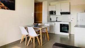 Kuchyň nebo kuchyňský kout v ubytování Appartement Les Oliviers L'ILE ROUSSE