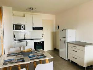 Kuchyň nebo kuchyňský kout v ubytování Appartement Les Oliviers L'ILE ROUSSE