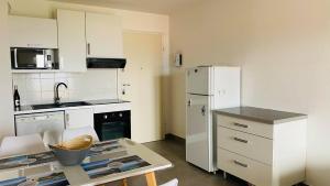 Kuchyň nebo kuchyňský kout v ubytování Appartement Les Oliviers L'ILE ROUSSE