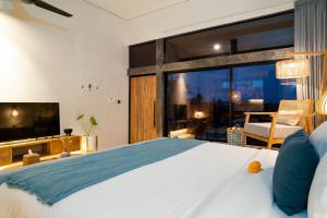 Postel nebo postele na pokoji v ubytování Alaya Homes C - Elegant Japandi Loft Suite in Seminyak