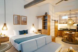 Posezení v ubytování Alaya Homes C - Elegant Japandi Loft Suite in Seminyak + 18 fotografií
