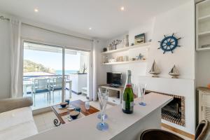 una cocina con una mesa con copas de vino. en Romantic: Precioso frente al mar, en Sitges