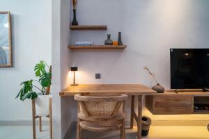 TV a/nebo společenská místnost v ubytování Alaya Homes C - Elegant Japandi Loft Suite in Seminyak