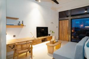TV a/nebo společenská místnost v ubytování Alaya Homes C - Elegant Japandi Loft Suite in Seminyak