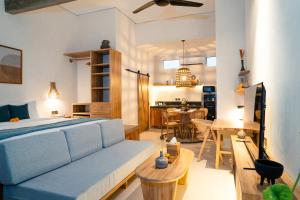 Posezení v ubytování Alaya Homes C - Elegant Japandi Loft Suite in Seminyak