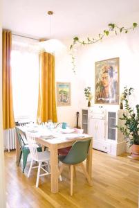 a dining room with a table and chairs at Chez Frida - Sublime appartement - Centre Voiron in Voiron