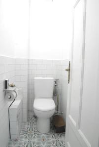 a white bathroom with a toilet and a sink at Chez Frida - Sublime appartement - Centre Voiron in Voiron