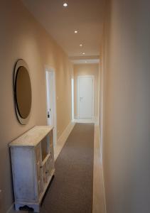 un pasillo con un espejo en la pared y una puerta en EDC home con parcheggio e self check in, en Casalecchio di Reno