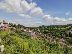 uma vista para uma cidade com casas e árvores em The Fox em Bridgnorth