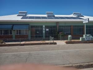 BrandvleiAccommodation Kolarita's Guesthouse, Brandvlei, NC的屋顶上设有太阳能电池板的建筑