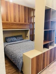 - une chambre avec un lit et des étagères en bois dans l'établissement Gül Proje1 -Amazing apartment with great view, à Istanbul