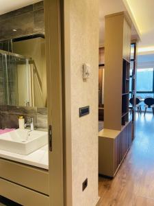 La salle de bains est pourvue d'un lavabo et d'un miroir. dans l'établissement Gül Proje1 -Amazing apartment with great view, à Istanbul