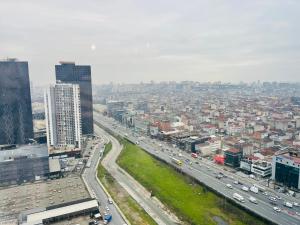 - une vue sur une ville avec circulation sur une autoroute dans l'établissement Gül Proje1 -Amazing apartment with great view, à Istanbul