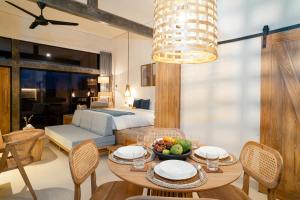 Posezení v ubytování Alaya Homes C - Elegant Japandi Loft Suite in Seminyak