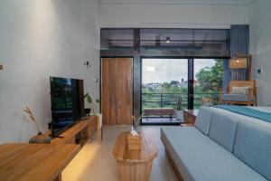 TV a/nebo společenská místnost v ubytování Alaya Homes C - Elegant Japandi Loft Suite in Seminyak