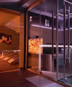 帕多瓦的住宿－M14 Hotel & Spa，享有客房景致的建筑玻璃门