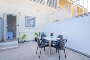 ein Esszimmer mit Tisch und Stühlen in der Unterkunft Bahamas III -Sant Joan- in San Juan de Alicante