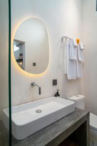 Koupelna v ubytování Alaya Homes C - Elegant Japandi Loft Suite in Seminyak