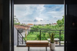 Balkón nebo terasa v ubytování Alaya Homes C - Elegant Japandi Loft Suite in Seminyak