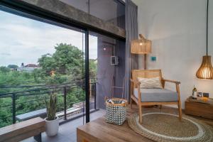 Posezení v ubytování Alaya Homes C - Elegant Japandi Loft Suite in Seminyak