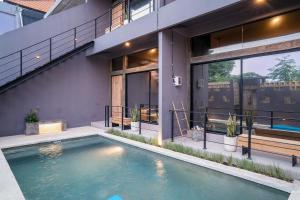 Bazén v ubytování Alaya Homes C - Elegant Japandi Loft Suite in Seminyak nebo v jeho okolí