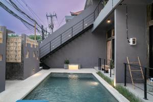 Bazén v ubytování Alaya Homes C - Elegant Japandi Loft Suite in Seminyak nebo v jeho okolí