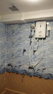 bagno con doccia e uccelli sul muro di Sinali Villa a Habaraduwa Central