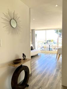 sala de estar con espejo en la pared en TUSQUETS - Apartamento con vistas al mar, en Cadaqués