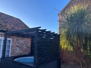 Hồ bơi trong/gần East Bridgford Coach House Inc Spa and Treatments