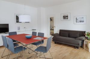 貝希特斯加登的住宿－Ferienwohnung Gute Laune，客厅配有桌椅和沙发