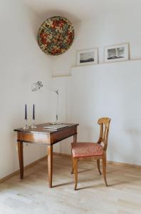 - un bureau avec une lampe et une chaise dans la chambre dans l'établissement Ferienwohnung Gute Laune, à Berchtesgaden