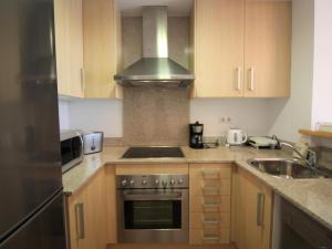 Kuchyňa alebo kuchynka v ubytovaní Apartamento luminoso con terraza y piscina comunitaria en Santa Margarita, cerca de la playa. - ES-228-138