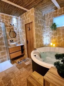 baño grande con bañera y lavamanos en Les Spas de la mer, Suite & Spa, Love room, Plein Cœur du Grau en Le Grau-du-Roi