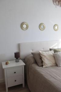 - une chambre avec un lit et deux miroirs sur le mur dans l'établissement Apartamento en Los Arenales, à Alicante