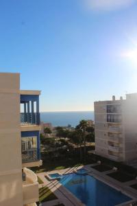 - une vue sur un bâtiment et une piscine dans l'établissement Apartamento en Los Arenales, à Alicante