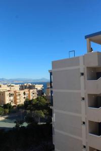- une vue sur la ville depuis un bâtiment dans l'établissement Apartamento en Los Arenales, à Alicante